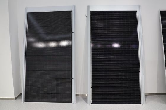 Flat Steel Black BIPV Solar Module Dengan Tegangan Sirkuit Terbuka 48,65V 530W Max Power