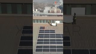 Bagaimana modul fleksibel 'ditempel' pada atap melengkung? Lihat dengan jelas dalam satu bidikan beruntun.